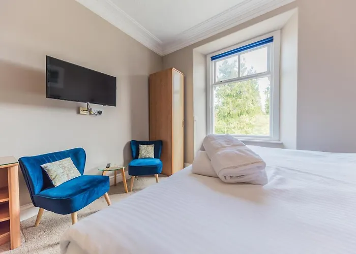 Holly-wood Windermere